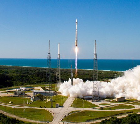 SpaceX Launches Cargo
